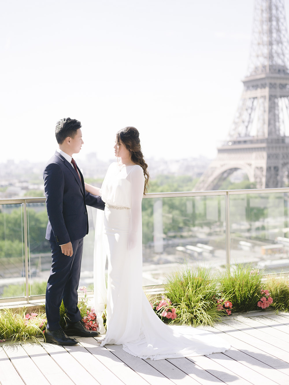 un couple est face à face avec la tour eiffel dans le fond